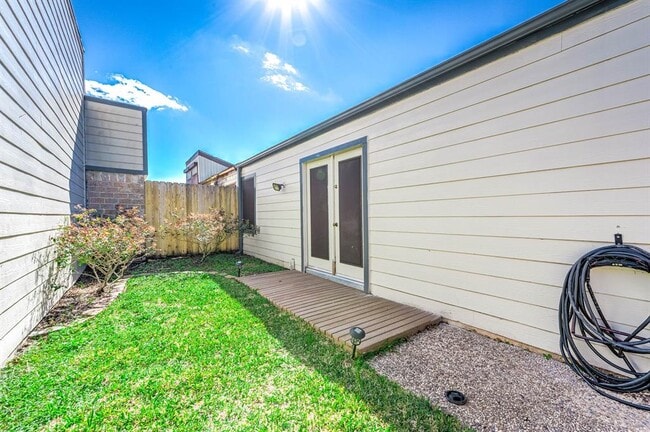 Building Photo - 10626 Sandpiper Dr