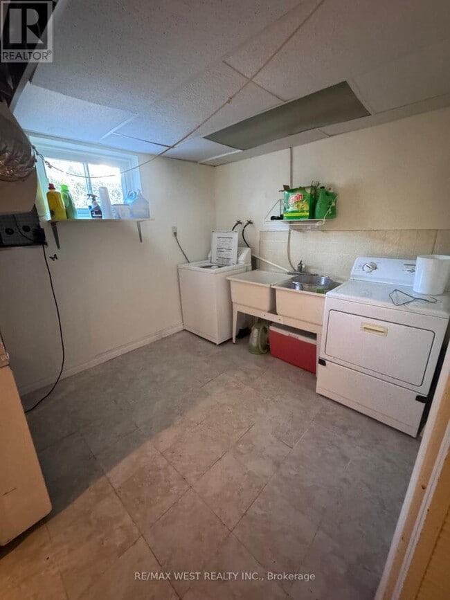 Building Photo - 19 Robinglade Dr