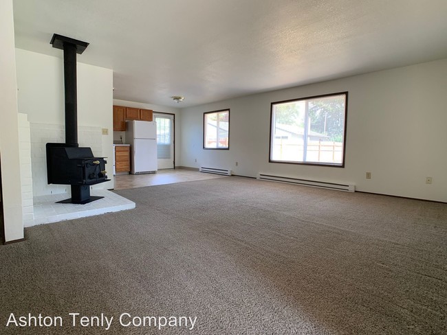 Building Photo - 2175 NE Lilac Ct