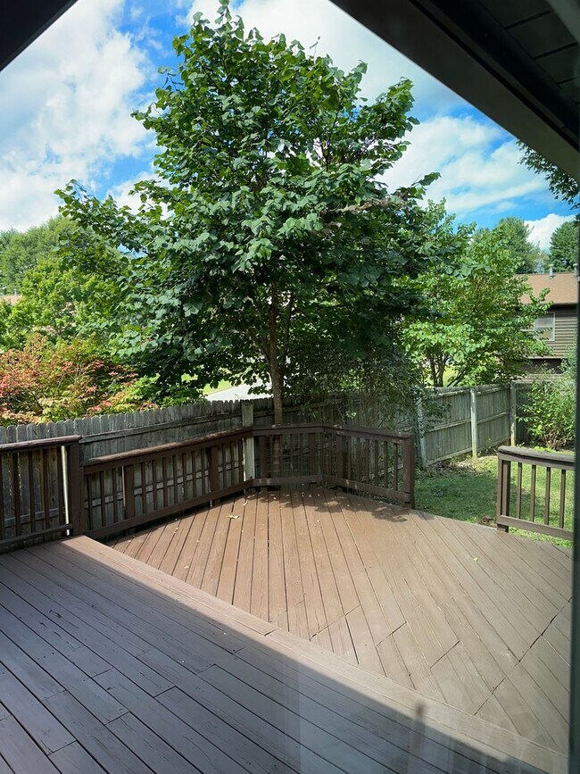 Foto del edificio - Updated 3 Bedroom 2.5 Bath Home on Hardwoo...