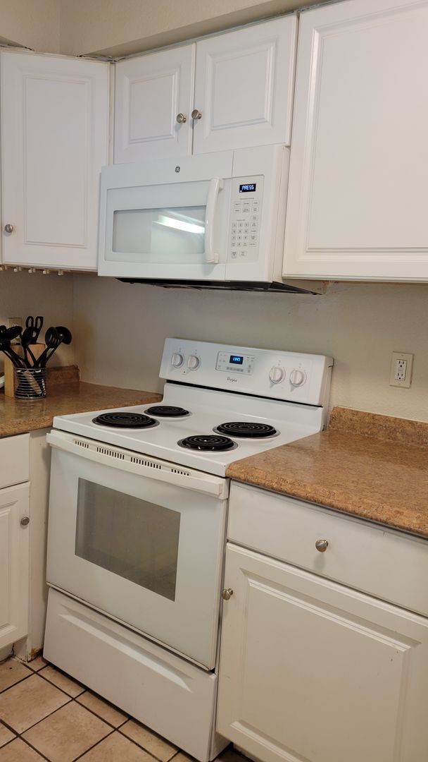 Building Photo - Annual unfurnished 3/2 SFH in convenient S...