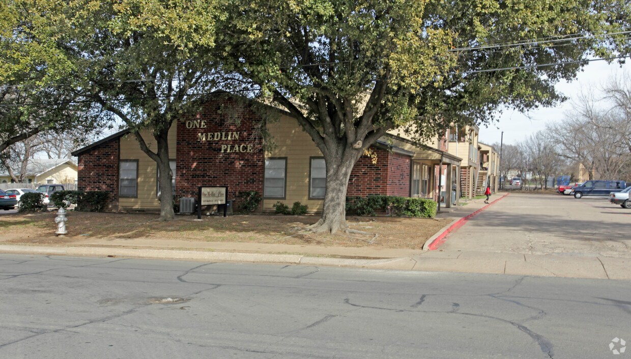 Foto del edificio - Medlin Place Apartments