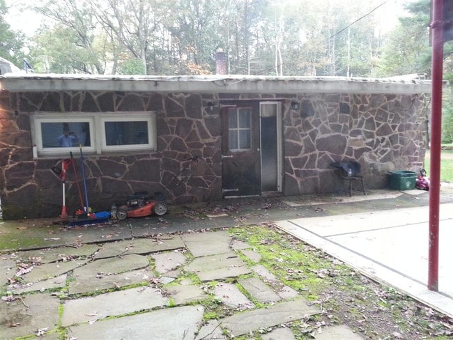 Foto del edificio - 37 Nesco Manor Rd