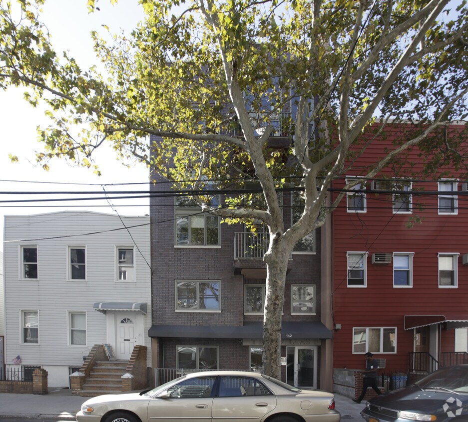 Foto del edificio - 142 Skillman Ave