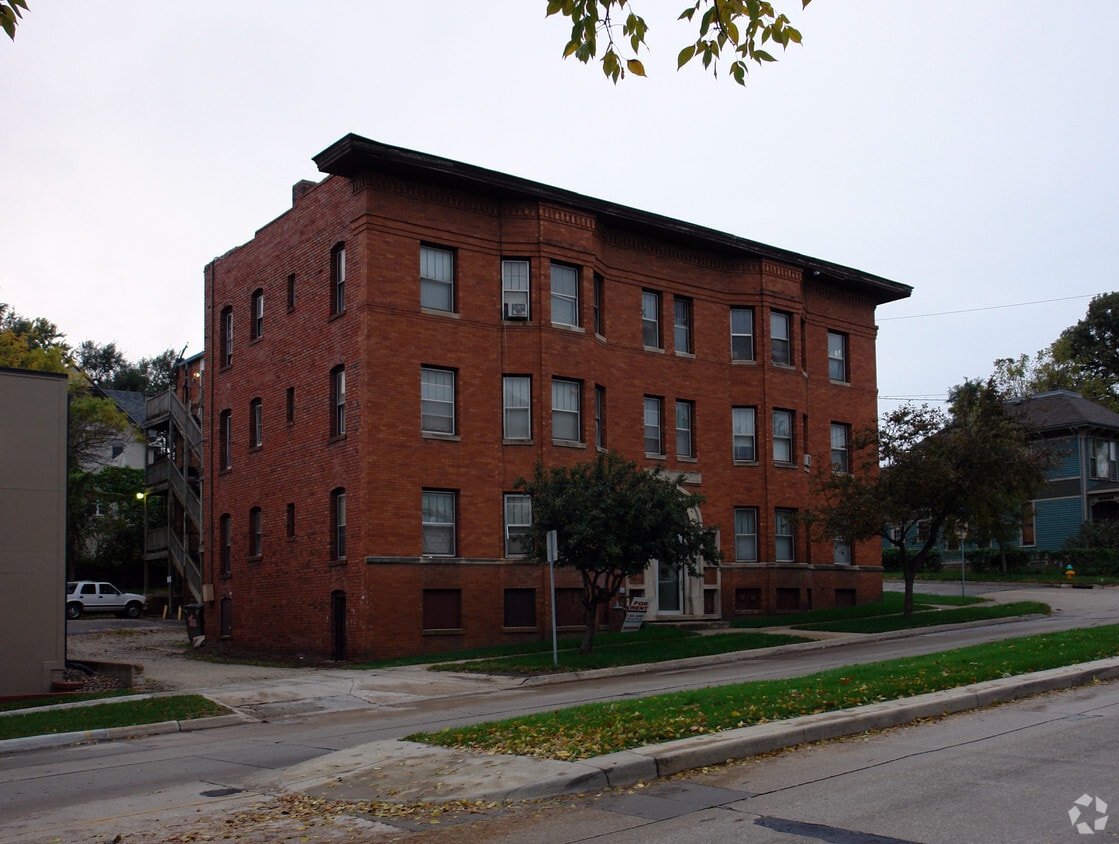 Primary Photo - Navarre Apartments