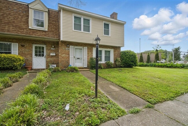Building Photo - Mangold Real Estate - Conveniently Located...