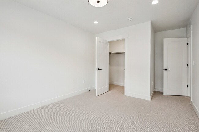 Building Photo - 474 Ascent Dr