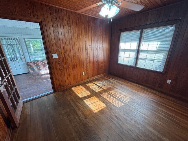 Foto del edificio - FOR RENT