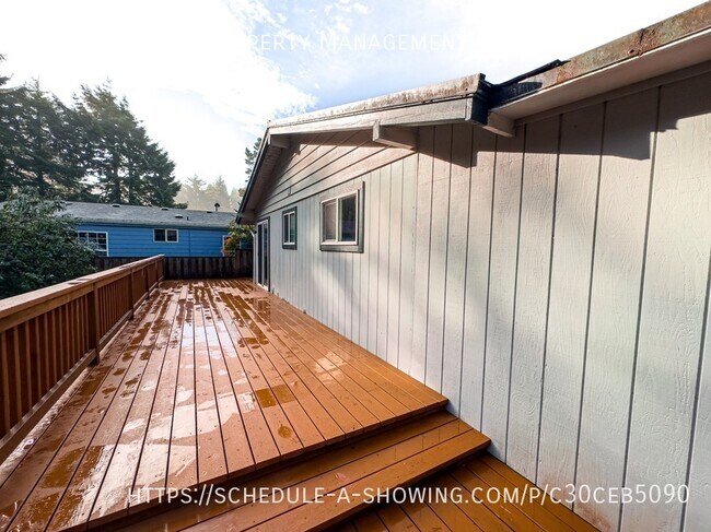 Building Photo - 3040 SE Dune Ave