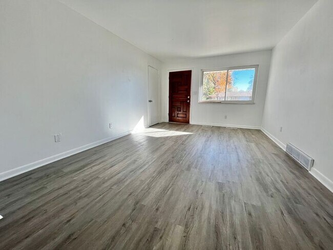 Foto del edificio - Newly Renovated 2 Bed 1 Bath Duplex in Nor...
