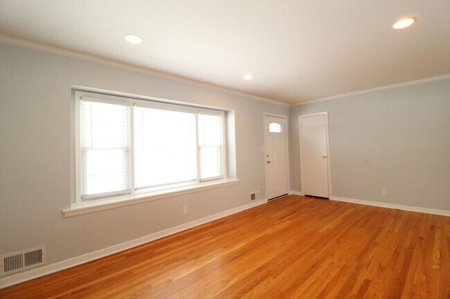 Foto del edificio - February FREE On This 3 Bedroom 2.5 Bath Home In Overland Park