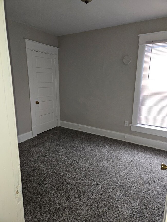 Building Photo - Spacious 3 bedroom 1.5 bath
