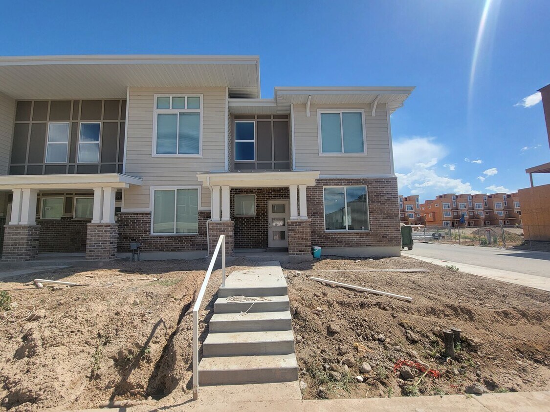Foto principal - GORGEOUS Spacious Town Home