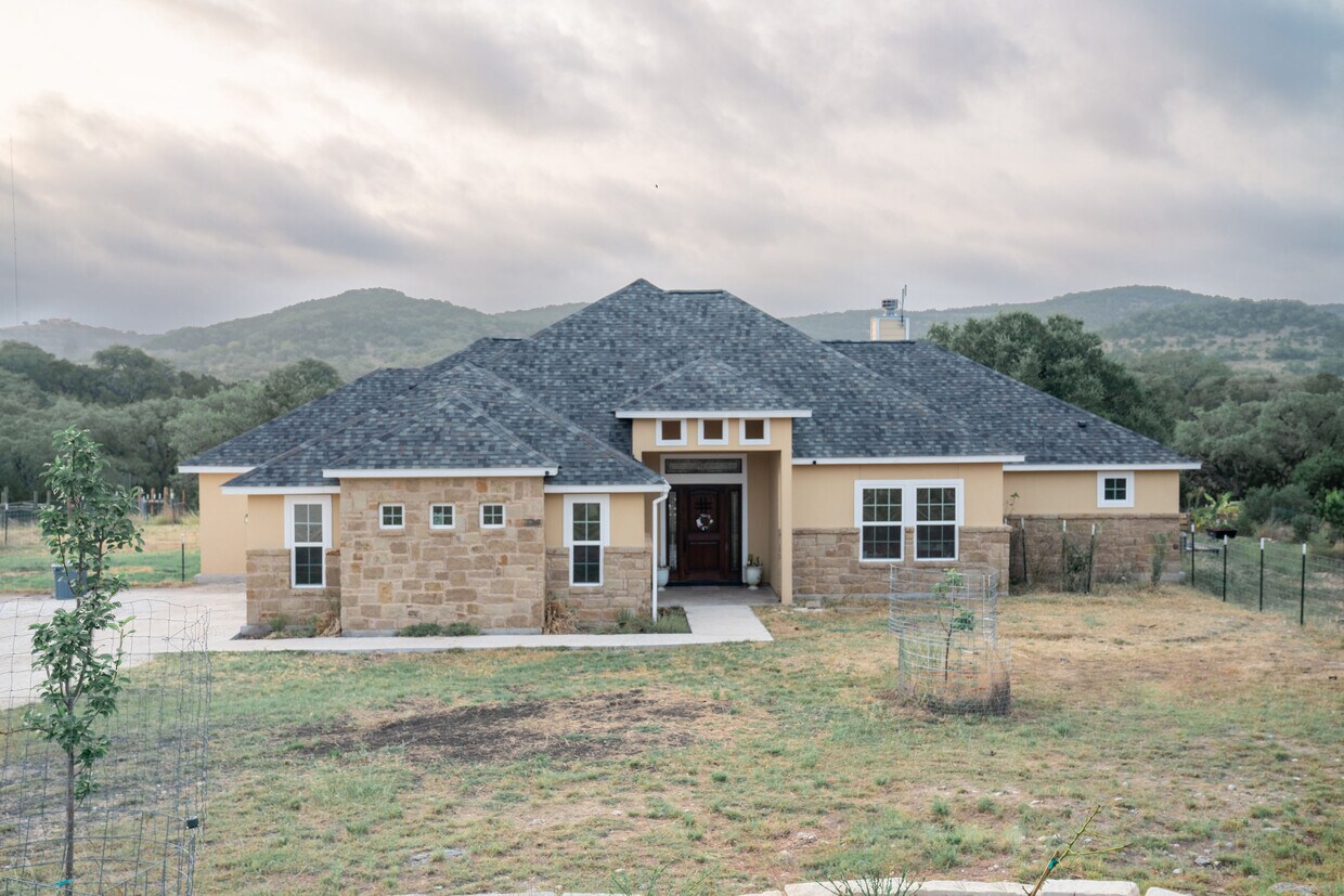 392 Laurel Vista Dr, Lakehills, TX 78063 House Rental in Lakehills, TX