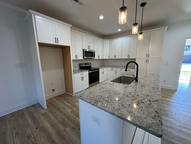 Building Photo - Beautiful new townhouse located in the new...