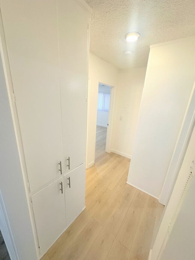 Building Photo - 3 PEAT - Huge, spacious, enormous - 2BD/2BA with parking. Chatsworth Adjacent!