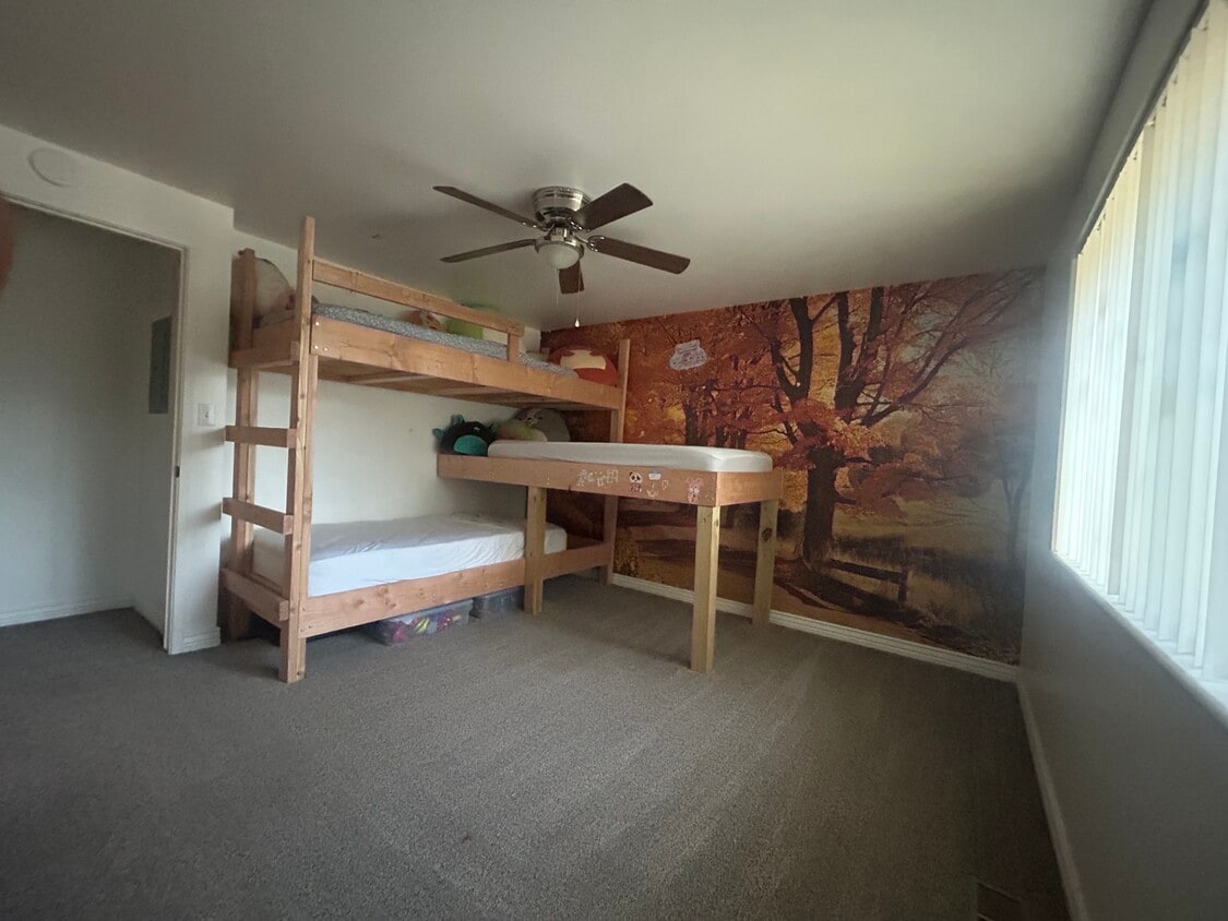 SE bdrm. Beautiful fall wallpaper. Double closet. Ceiling fan. - 3780 W Montana St