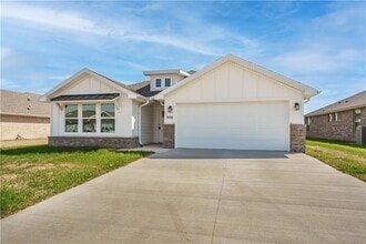 Building Photo - 800 Lewis St