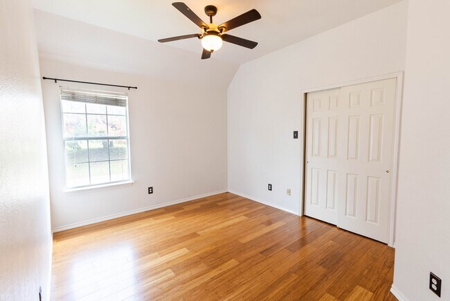 Building Photo - 710 Bel Air Dr