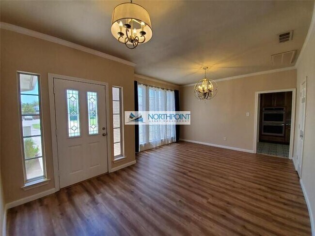 Foto del edificio - Stunning corner lot home with beautiful pool and upgrades throughout.