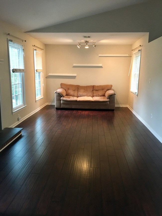 Family room - 430 Queens Rd