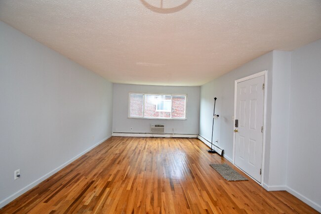 Foto del edificio - 6305 Englewood Ave