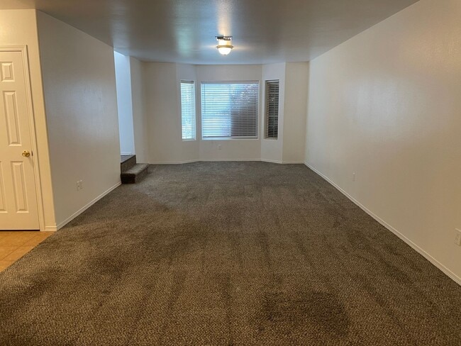 Foto del edificio - Large 4 Bedroom Home