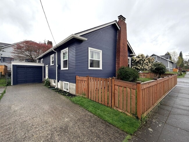 Building Photo - Charming 2 bedroom 1 bath house Available 05/01/2026