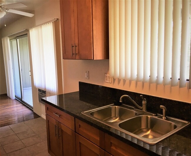 Building Photo - Parr, 10424-10425