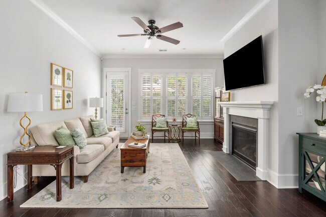 Building Photo - "Your Dream Home Awaits: $500 OFF Move-In ...