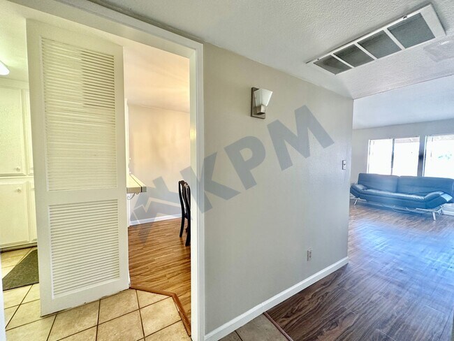 Building Photo - Gated Upstairs Lakeview 2-Bedroom 1-1/4 Ba...