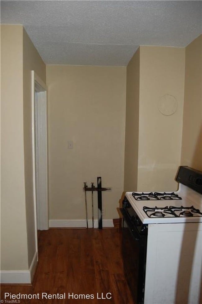 Building Photo - 2 br, 1 bath House - 917 Willow Road