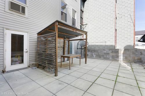 Foto del edificio - 764 Manhattan Ave