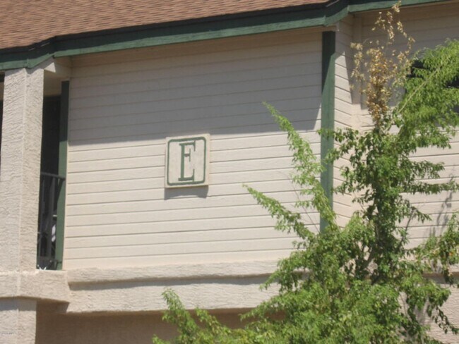 Foto del edificio - 2 BEDROOM 1 BATH DOWNSTAIRS UNIT WITH 1 CA...