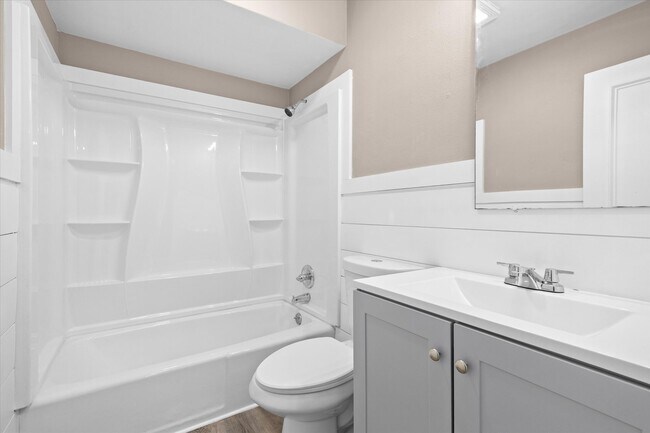 Building Photo - 18 Manor Dr