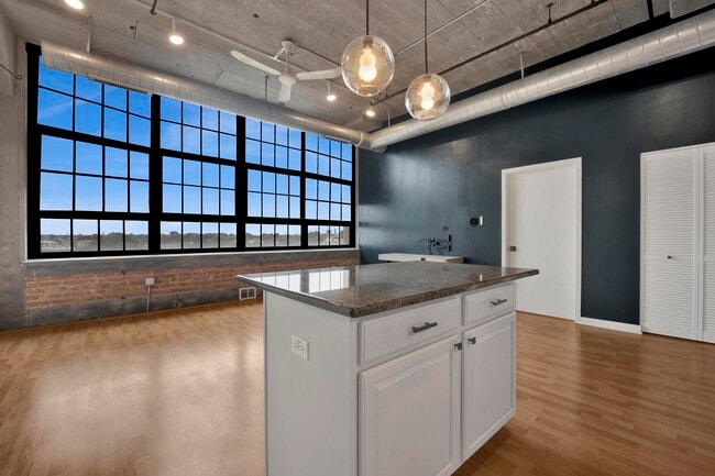 Building Photo - 3963 W Belmont Ave