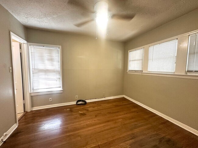 Building Photo - 5 Bed/ 3 Bath