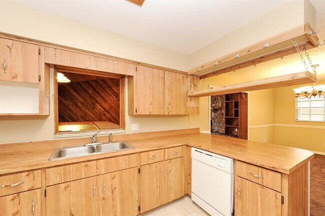 Building Photo - 2117 High Point Ave SW