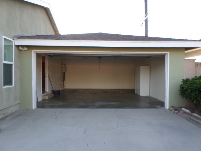 Building Photo - 10641 Brookshire Ave
