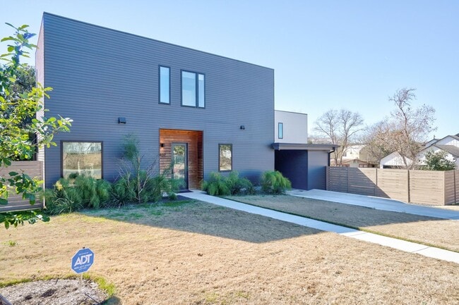 Building Photo - Spacious 3-Bedroom, 2.5-Bath Contemporary ...