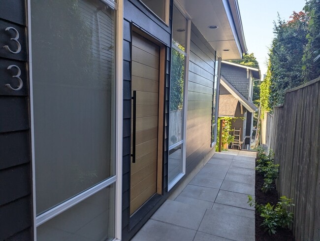Photo - 33 W Etruria St (Seattle, WA) House