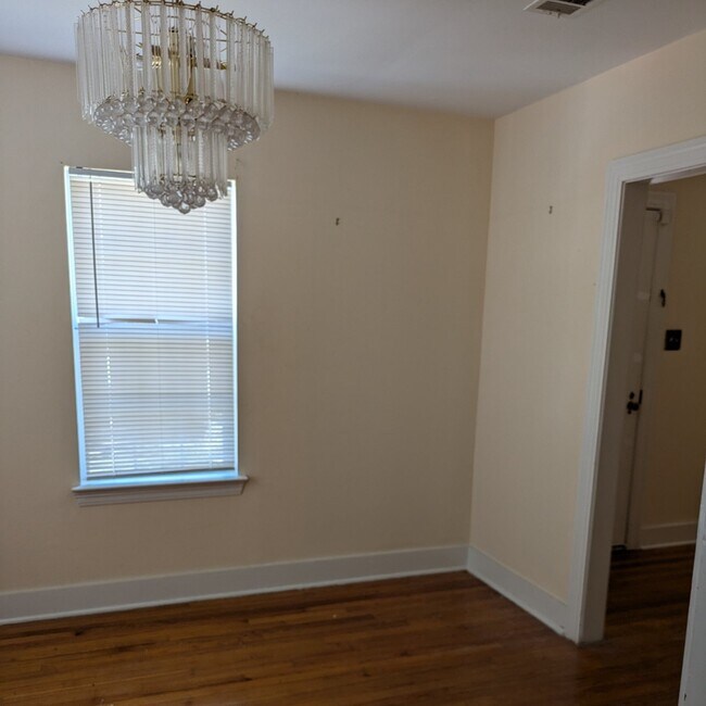 Foto del edificio - 5751 Beechwood Dr