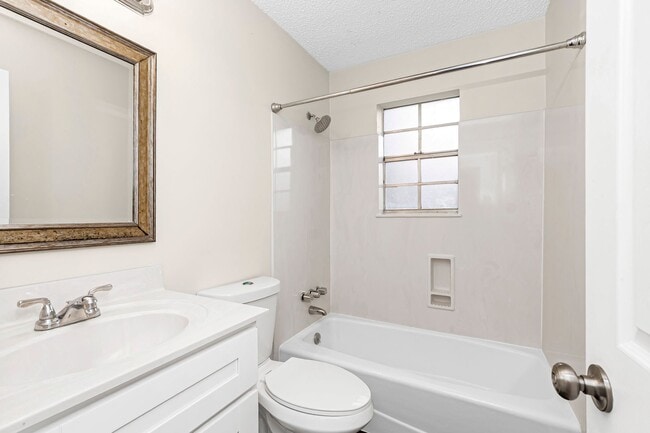 Building Photo - 3 Bedroom Home located off  N Jefferson Hwy.