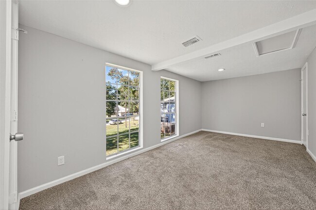 Foto del edificio - 1305 St Lawrence River Rd