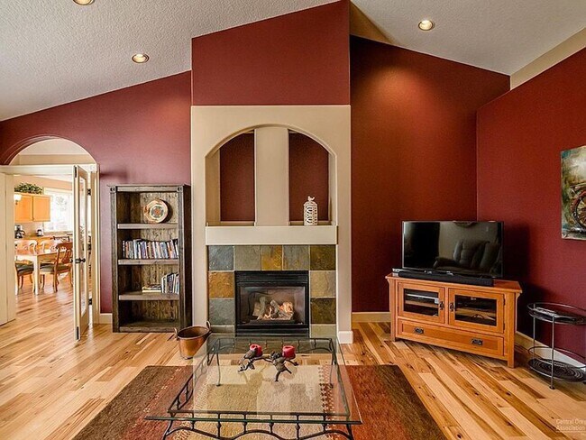 Foto del edificio - Must see one level home in NW Bend