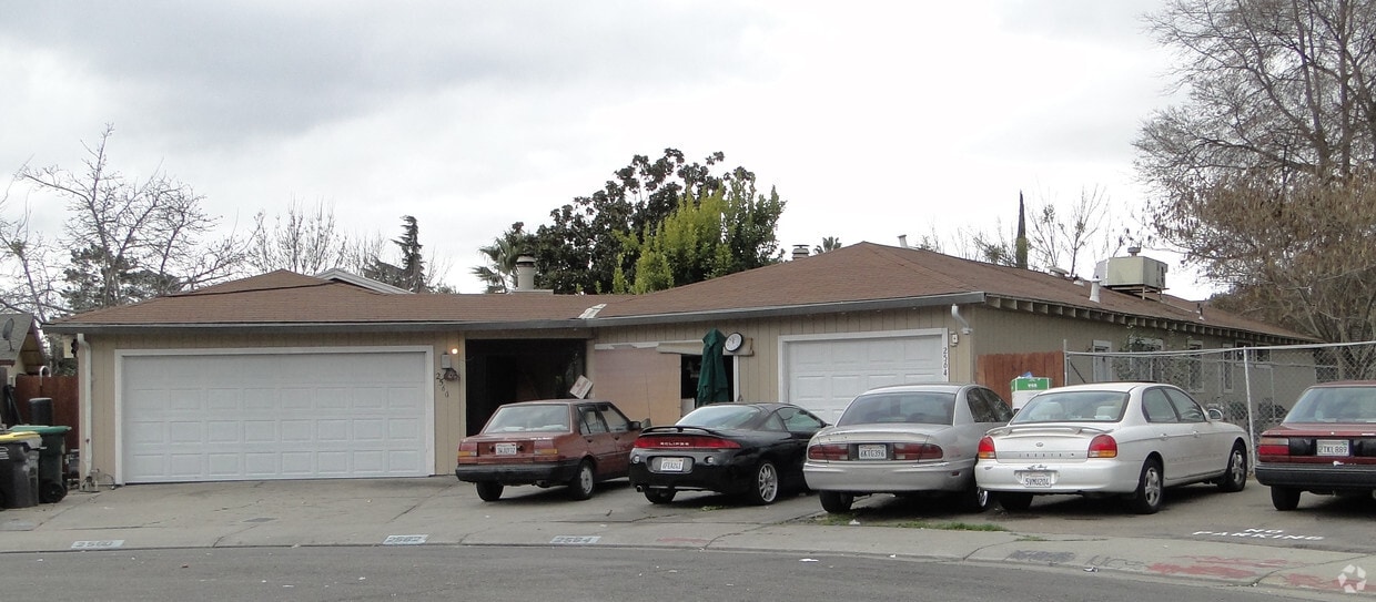 Building Photo - 2562 Antoine Ct