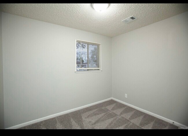 Building Photo - 715 Rose Ln