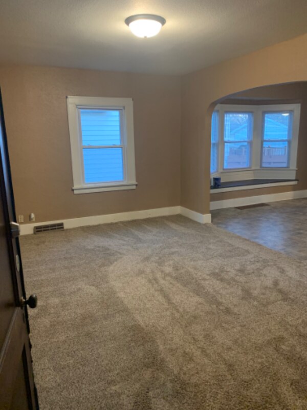 612 E Kemp Ave Unit B, Watertown, SD 57201 Room for Rent in Watertown