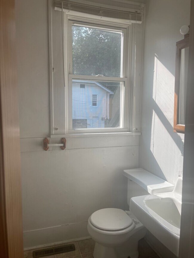 Foto del edificio - Large 3 Bedroom Home For Rent