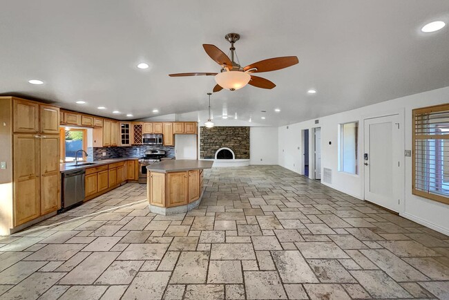 Foto del edificio - 6301 E Sweetwater Ave